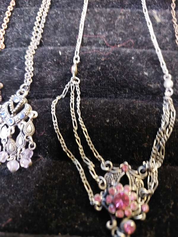A COLLECTION OF VINTAGE CLASSY ART DECOR COSTUME NECKLACES