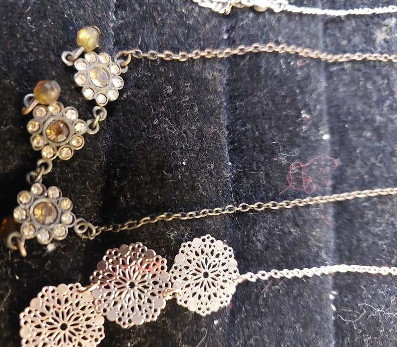 A COLLECTION OF VINTAGE CLASSY ART DECOR COSTUME NECKLACES