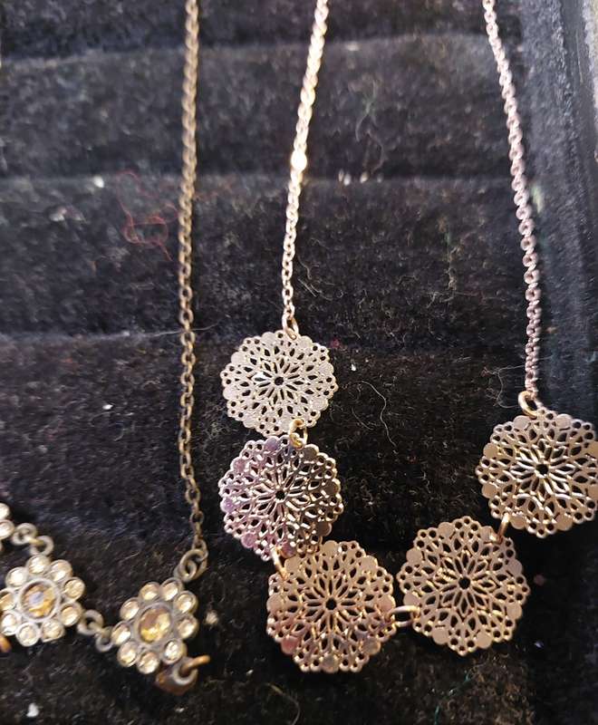 A COLLECTION OF VINTAGE CLASSY ART DECOR COSTUME NECKLACES