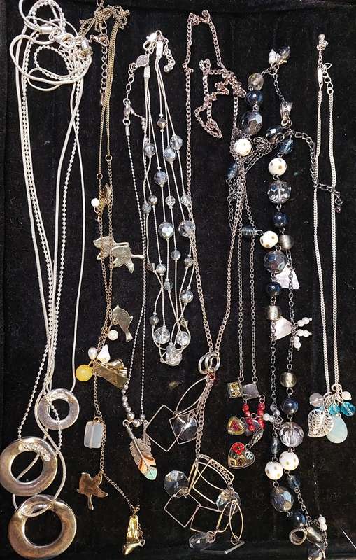 A VINTAGE QUALITY DESIGN COSTUME NECKLACES