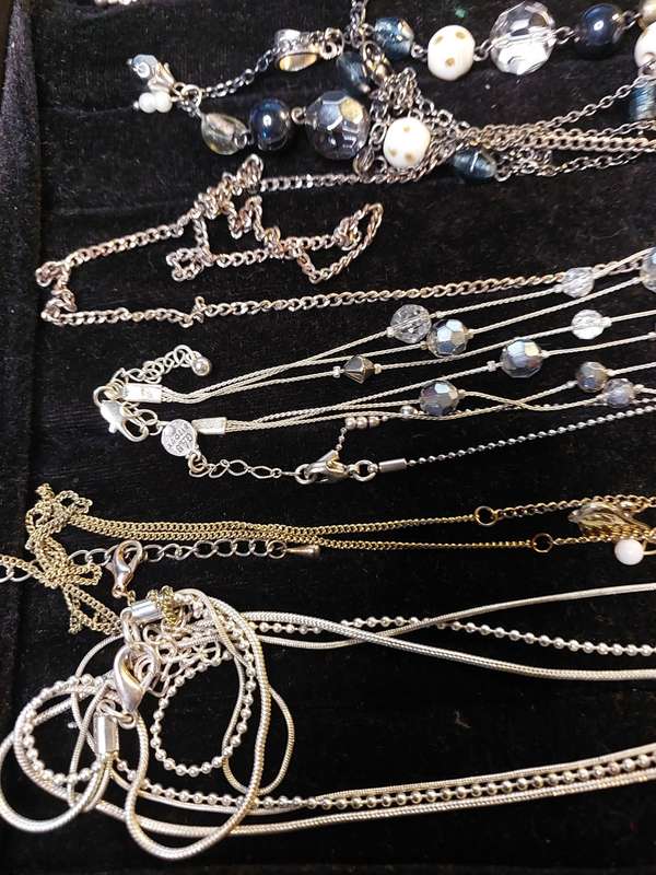 A VINTAGE QUALITY DESIGN COSTUME NECKLACES