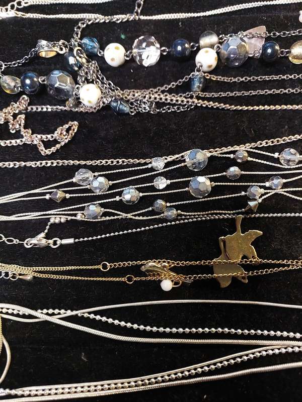 A VINTAGE QUALITY DESIGN COSTUME NECKLACES