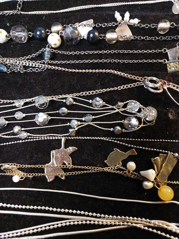 A VINTAGE QUALITY DESIGN COSTUME NECKLACES