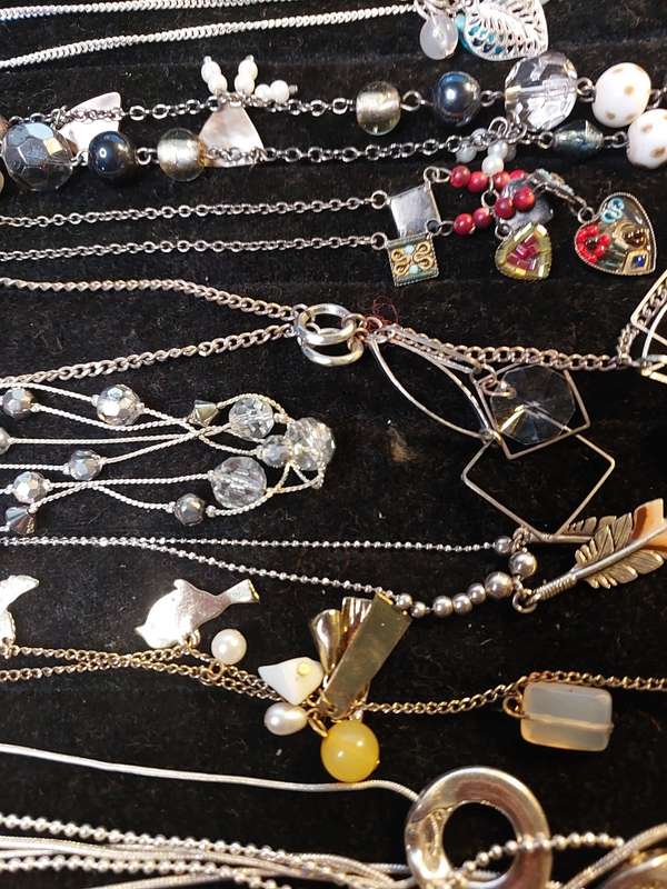 A VINTAGE QUALITY DESIGN COSTUME NECKLACES