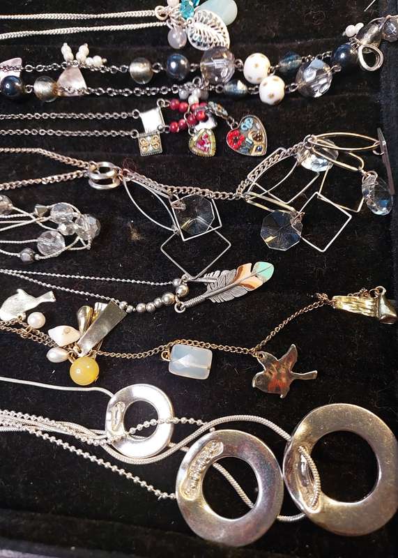 A VINTAGE QUALITY DESIGN COSTUME NECKLACES