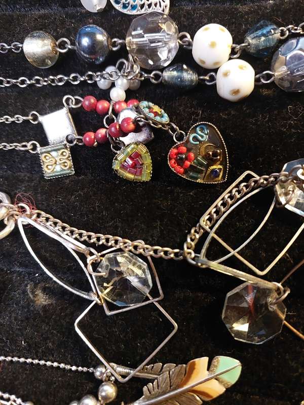A VINTAGE QUALITY DESIGN COSTUME NECKLACES