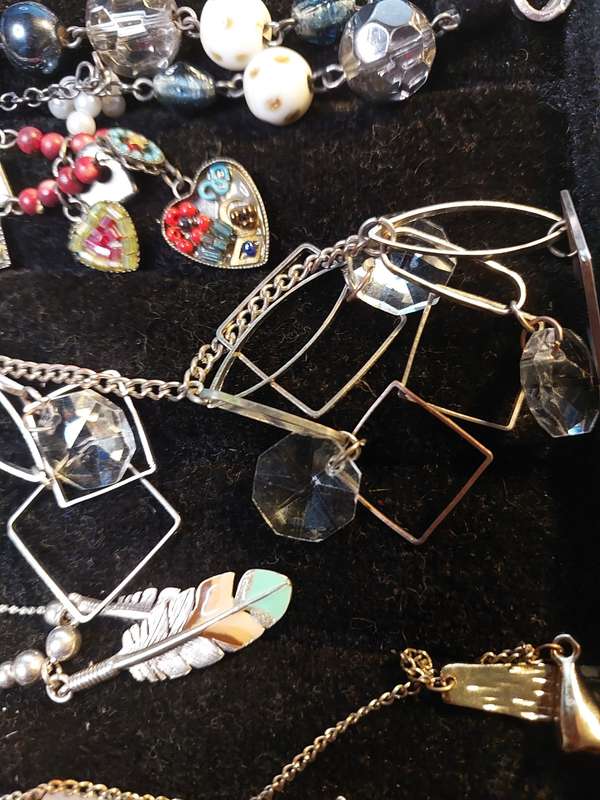 A VINTAGE QUALITY DESIGN COSTUME NECKLACES