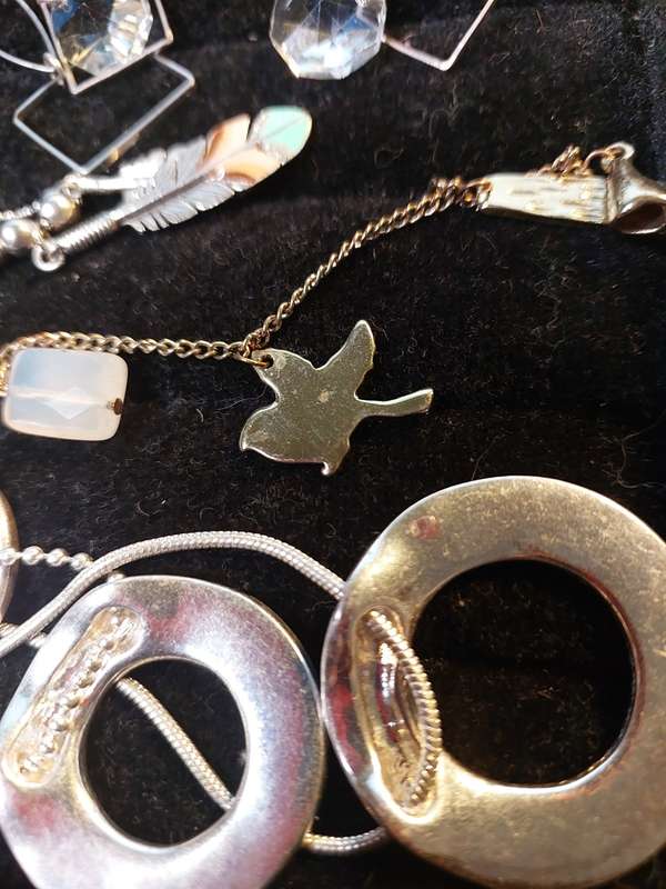 A VINTAGE QUALITY DESIGN COSTUME NECKLACES