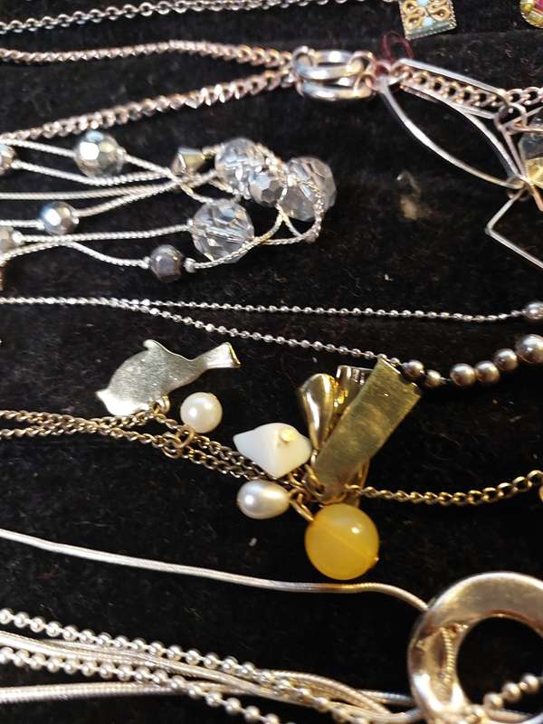 A VINTAGE QUALITY DESIGN COSTUME NECKLACES