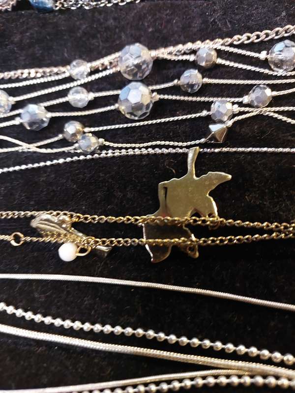 A VINTAGE QUALITY DESIGN COSTUME NECKLACES
