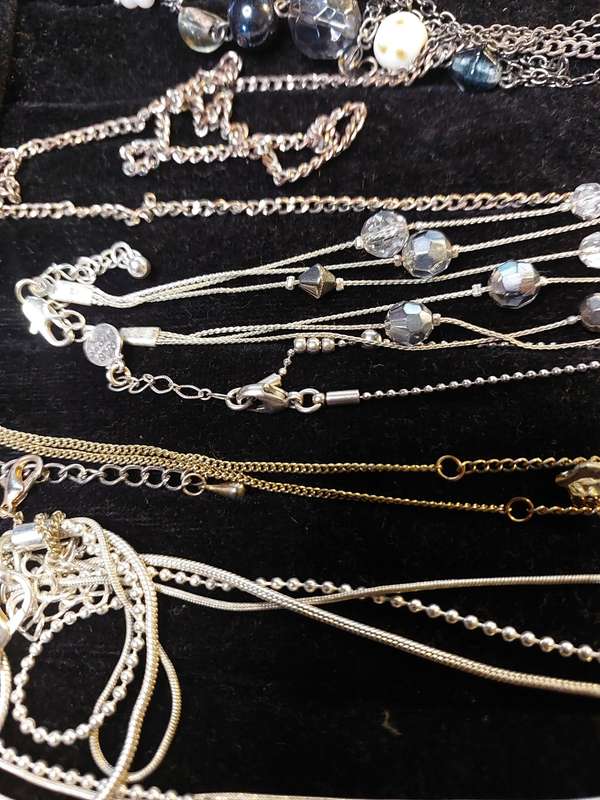 A VINTAGE QUALITY DESIGN COSTUME NECKLACES