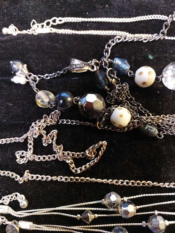 A VINTAGE QUALITY DESIGN COSTUME NECKLACES