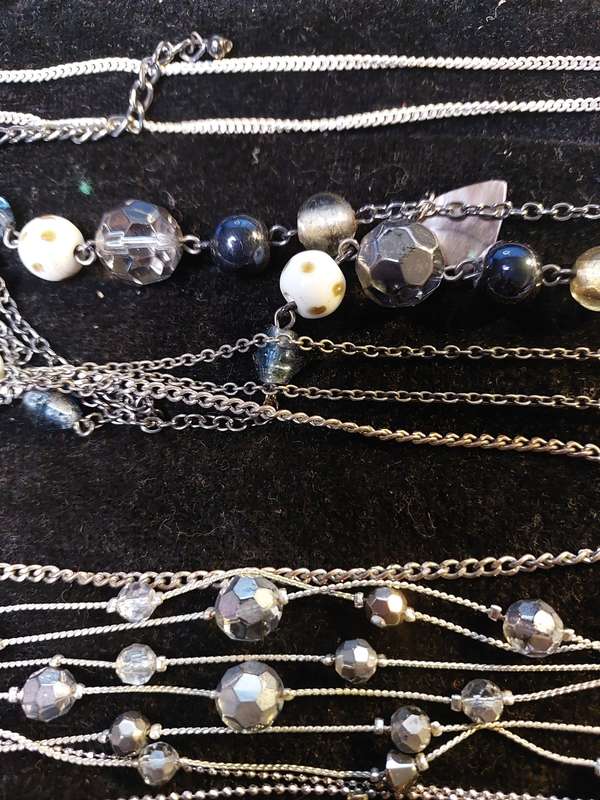 A VINTAGE QUALITY DESIGN COSTUME NECKLACES