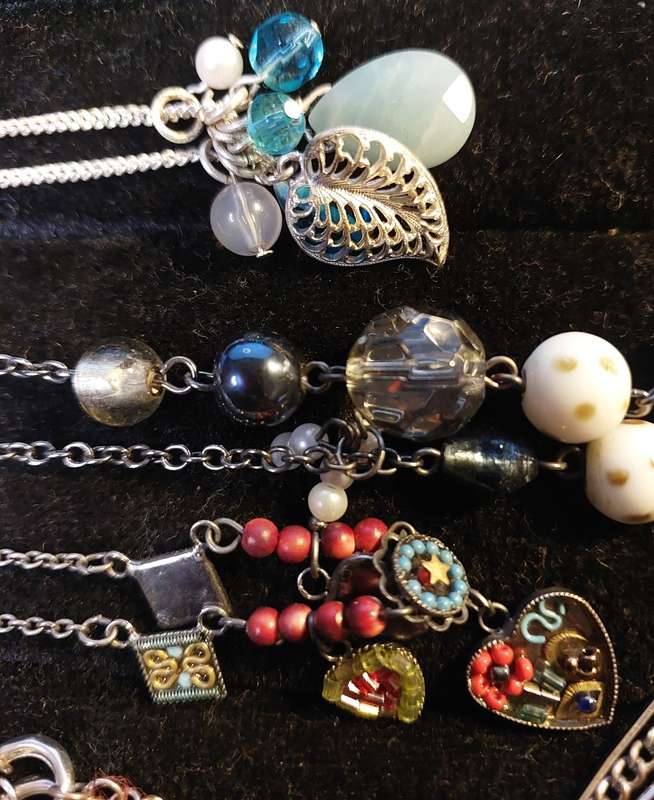 A VINTAGE QUALITY DESIGN COSTUME NECKLACES
