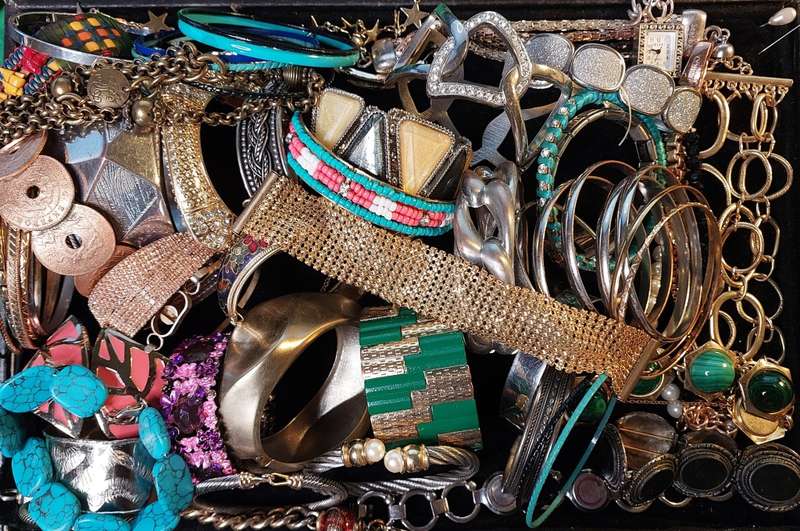A BULK COLLECTION OF VINTAGE AND FASHION COSTUME BRACELETS AND BANGLES