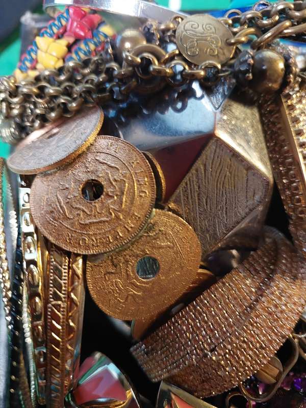 A BULK COLLECTION OF VINTAGE AND FASHION COSTUME BRACELETS AND BANGLES