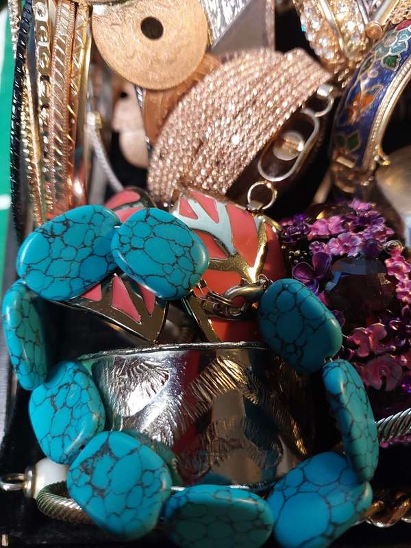A BULK COLLECTION OF VINTAGE AND FASHION COSTUME BRACELETS AND BANGLES