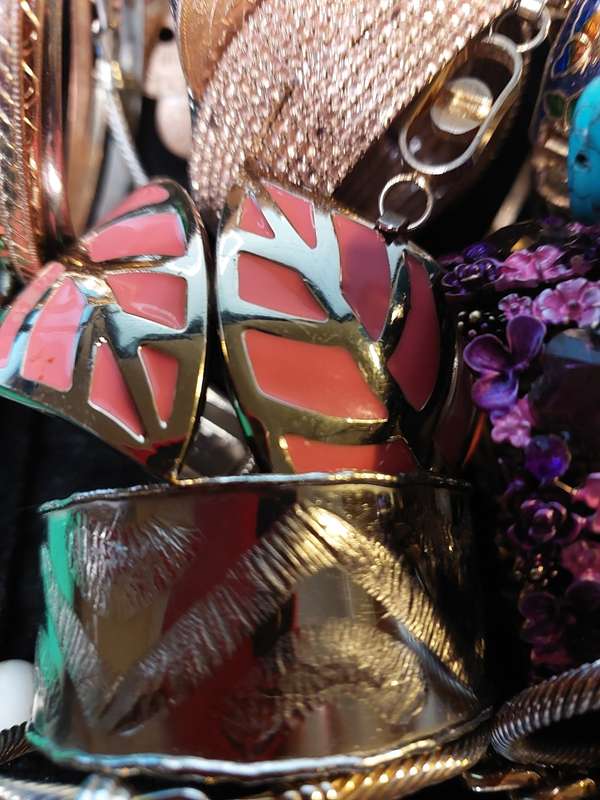 A BULK COLLECTION OF VINTAGE AND FASHION COSTUME BRACELETS AND BANGLES