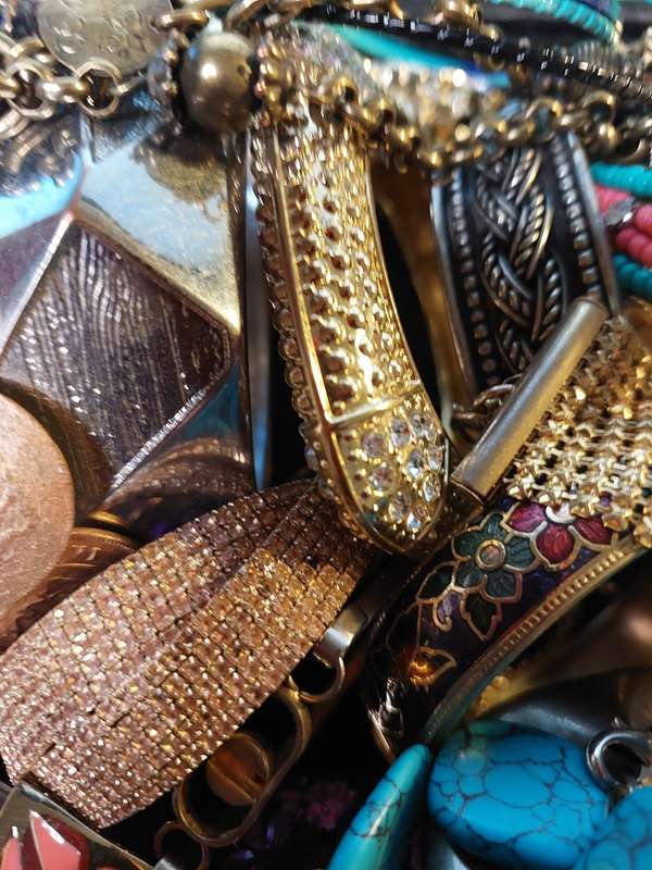 A BULK COLLECTION OF VINTAGE AND FASHION COSTUME BRACELETS AND BANGLES