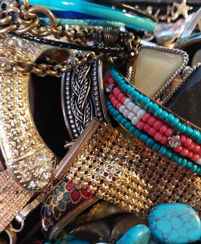 A BULK COLLECTION OF VINTAGE AND FASHION COSTUME BRACELETS AND BANGLES