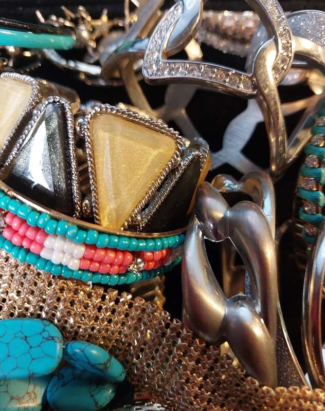 A BULK COLLECTION OF VINTAGE AND FASHION COSTUME BRACELETS AND BANGLES