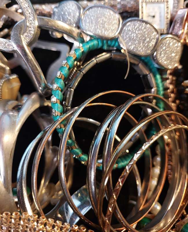 A BULK COLLECTION OF VINTAGE AND FASHION COSTUME BRACELETS AND BANGLES