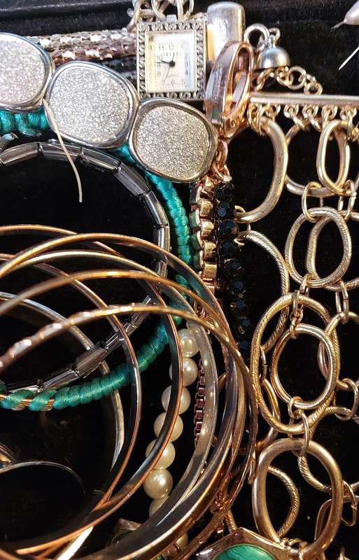 A BULK COLLECTION OF VINTAGE AND FASHION COSTUME BRACELETS AND BANGLES