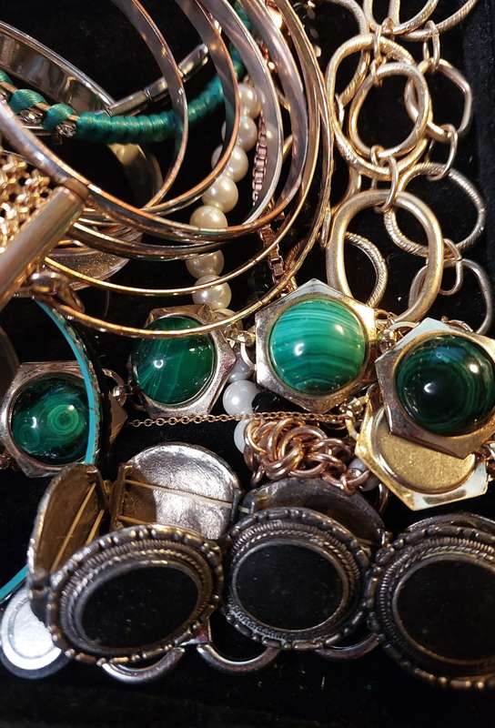 A BULK COLLECTION OF VINTAGE AND FASHION COSTUME BRACELETS AND BANGLES