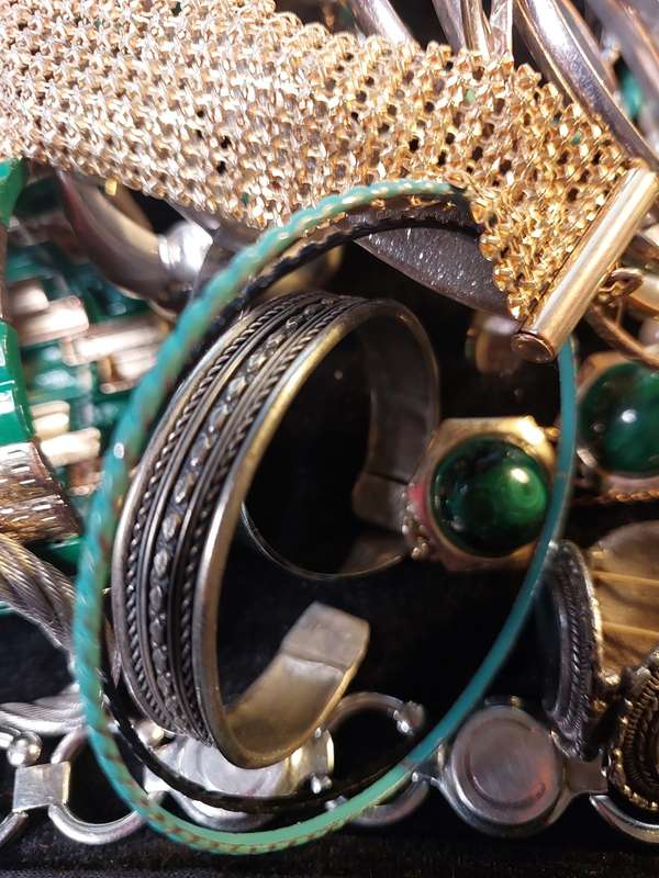 A BULK COLLECTION OF VINTAGE AND FASHION COSTUME BRACELETS AND BANGLES