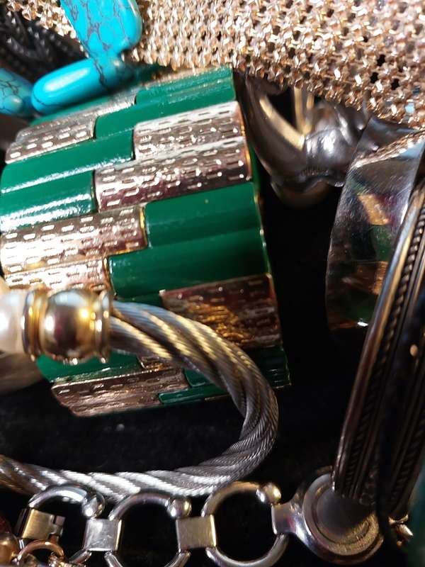 A BULK COLLECTION OF VINTAGE AND FASHION COSTUME BRACELETS AND BANGLES