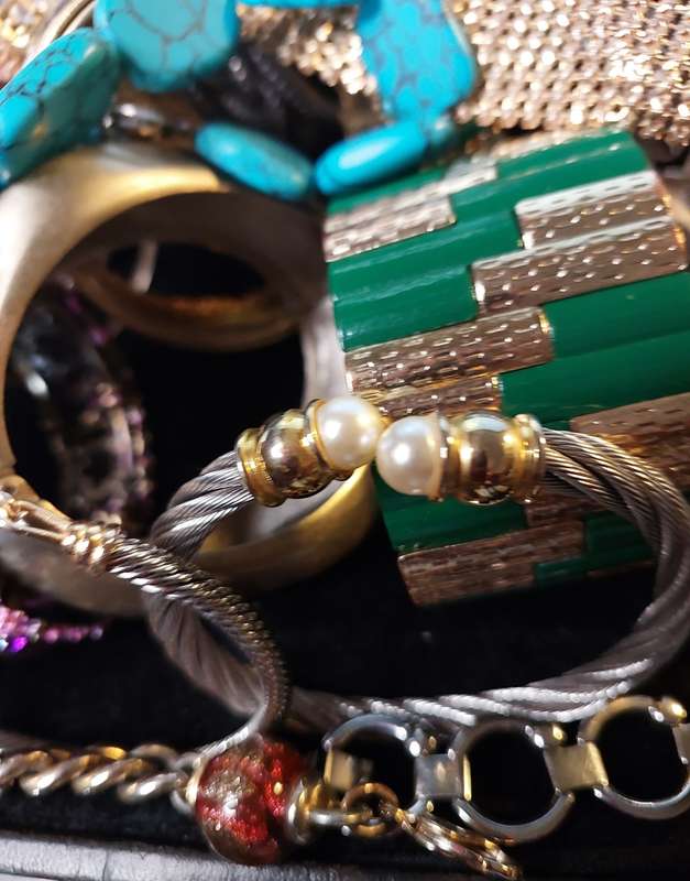 A BULK COLLECTION OF VINTAGE AND FASHION COSTUME BRACELETS AND BANGLES