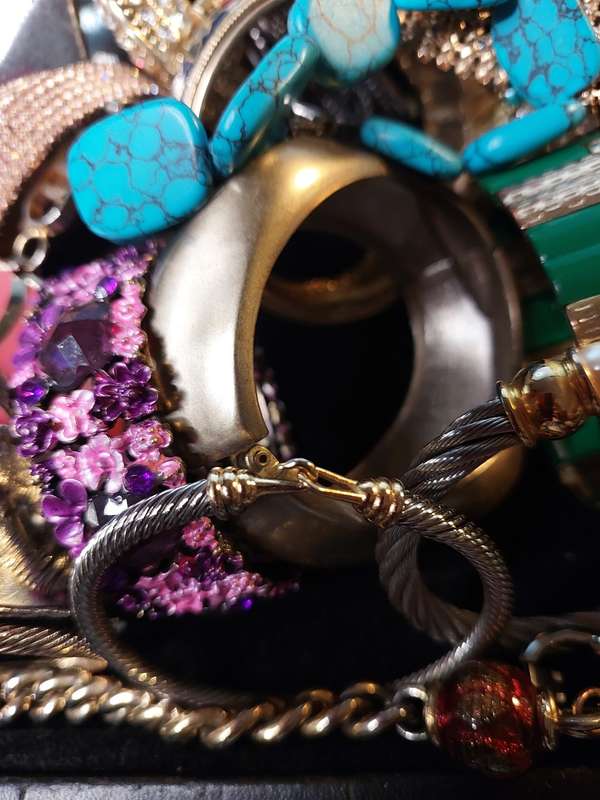 A BULK COLLECTION OF VINTAGE AND FASHION COSTUME BRACELETS AND BANGLES