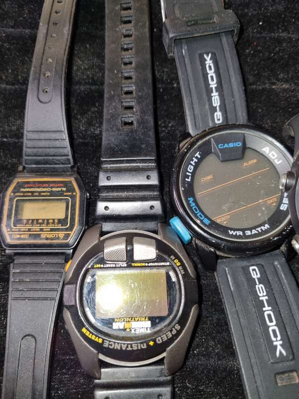 A COLLECTION OF VINTAGE SPORTS WATCHES