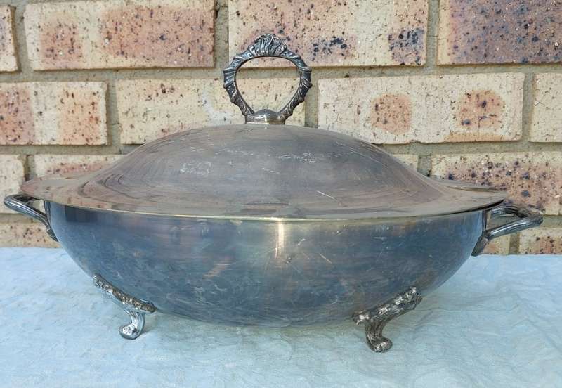 A vintage Victorian-style oval taurine silver plated