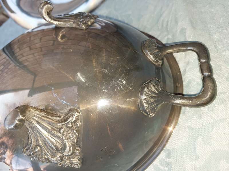 A vintage Victorian-style oval taurine silver plated