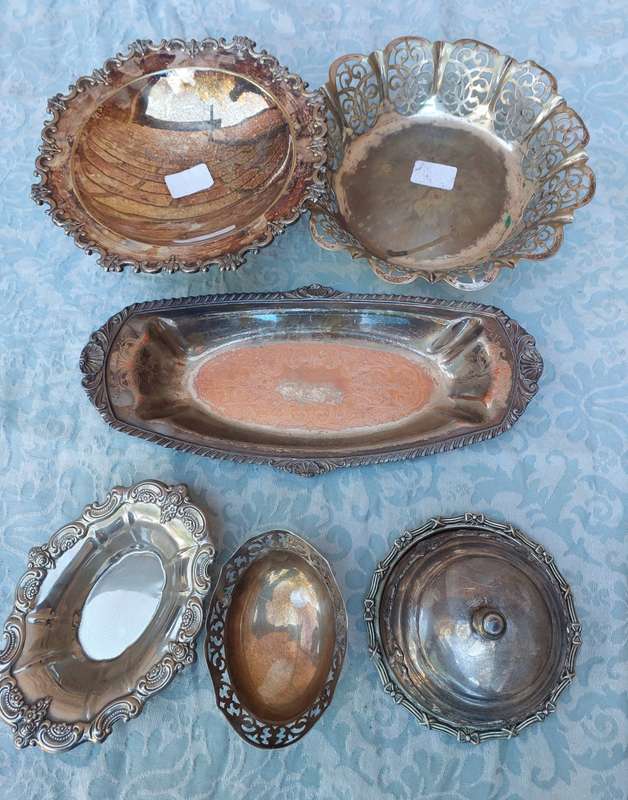 A COLLECTION OF VICTORIAN VINTAGE AND ANTIQUE SERVING TRAYS AND BOWLS