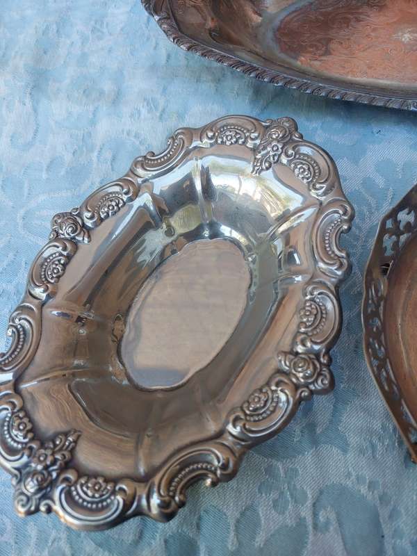 A COLLECTION OF VICTORIAN VINTAGE AND ANTIQUE SERVING TRAYS AND BOWLS