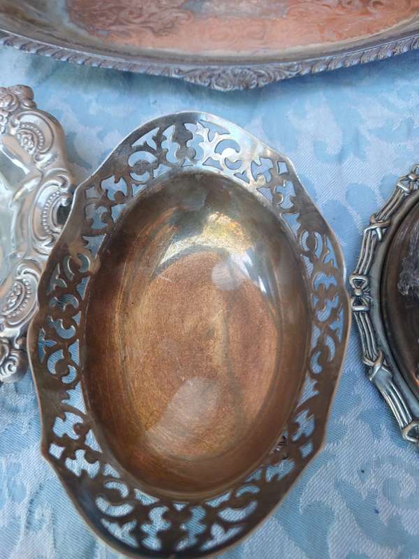 A COLLECTION OF VICTORIAN VINTAGE AND ANTIQUE SERVING TRAYS AND BOWLS