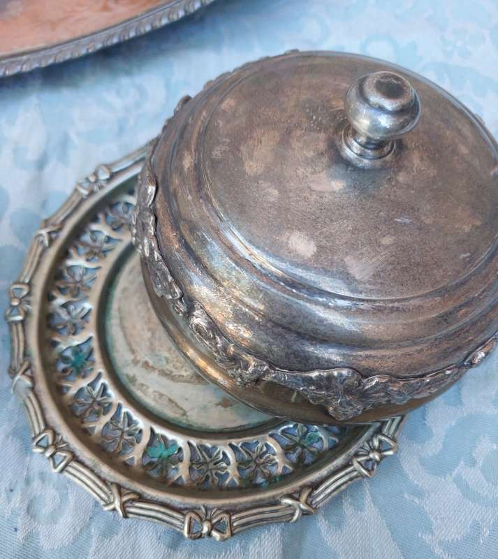 A COLLECTION OF VICTORIAN VINTAGE AND ANTIQUE SERVING TRAYS AND BOWLS