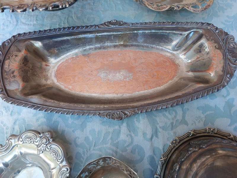 A COLLECTION OF VICTORIAN VINTAGE AND ANTIQUE SERVING TRAYS AND BOWLS