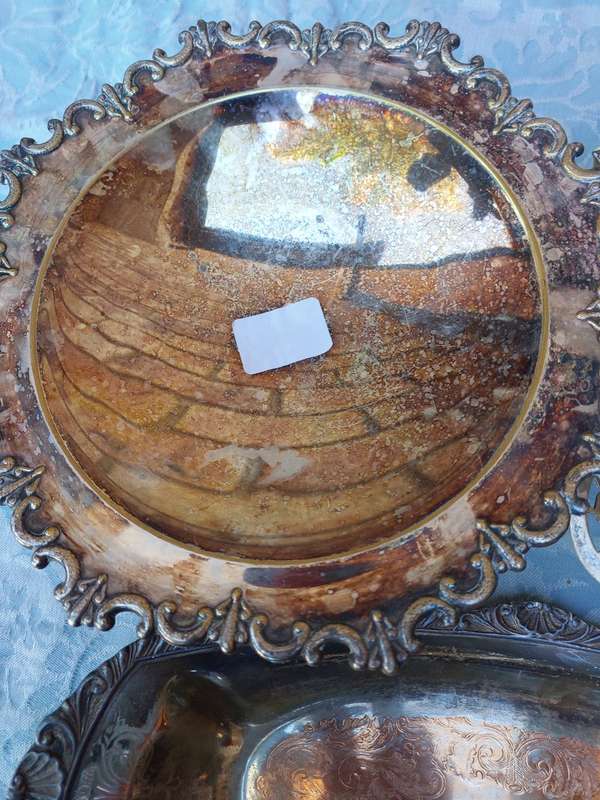 A COLLECTION OF VICTORIAN VINTAGE AND ANTIQUE SERVING TRAYS AND BOWLS