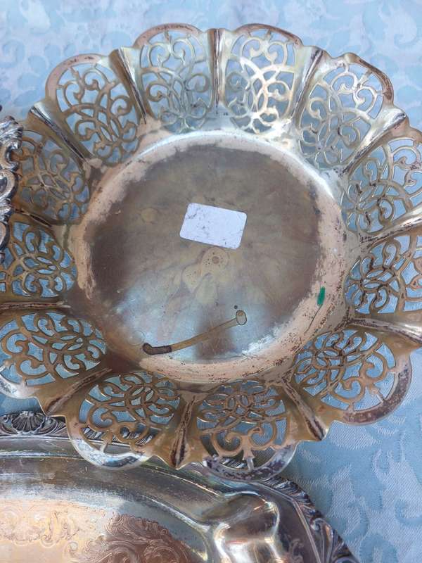 A COLLECTION OF VICTORIAN VINTAGE AND ANTIQUE SERVING TRAYS AND BOWLS