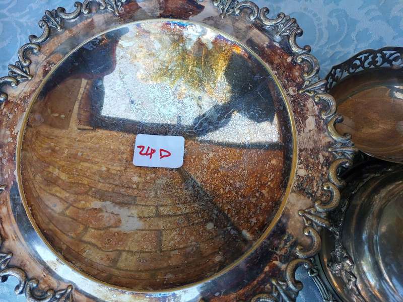 A COLLECTION OF VICTORIAN VINTAGE AND ANTIQUE SERVING TRAYS AND BOWLS