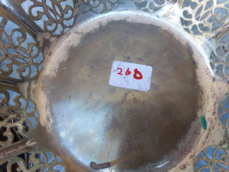 A COLLECTION OF VICTORIAN VINTAGE AND ANTIQUE SERVING TRAYS AND BOWLS