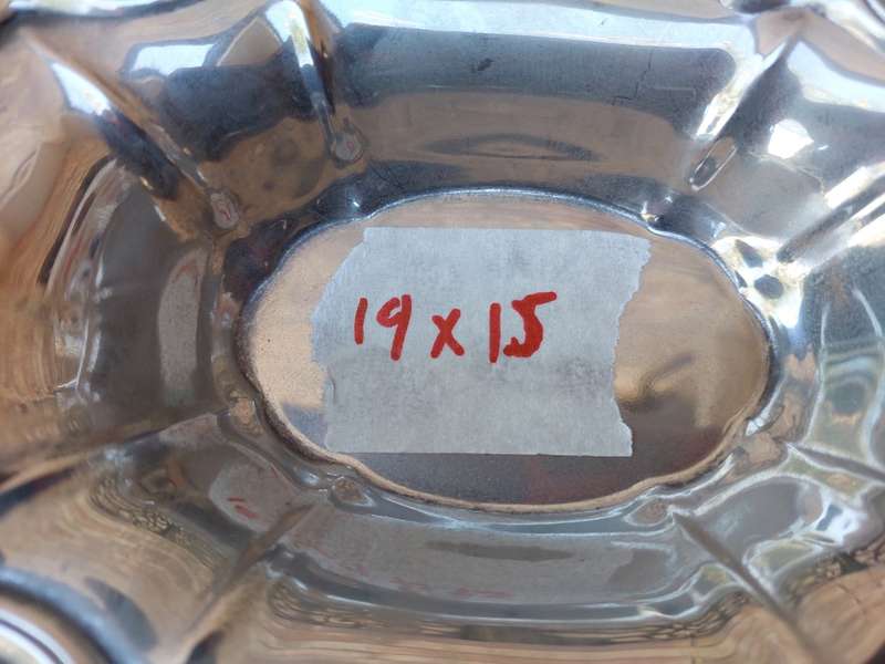 A COLLECTION OF VICTORIAN VINTAGE AND ANTIQUE SERVING TRAYS AND BOWLS
