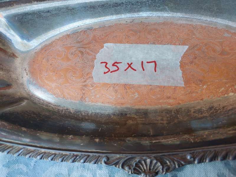 A COLLECTION OF VICTORIAN VINTAGE AND ANTIQUE SERVING TRAYS AND BOWLS