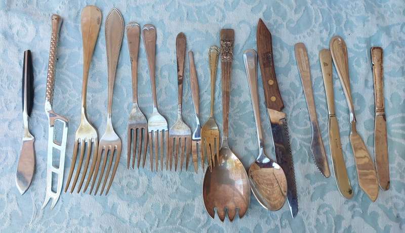 A COLLECTION OF SILVER PLATED AND STAINLESS STEEL CUTLERY