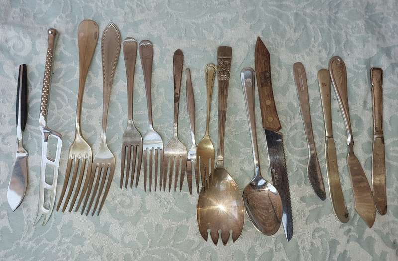 A COLLECTION OF SILVER PLATED AND STAINLESS STEEL CUTLERY