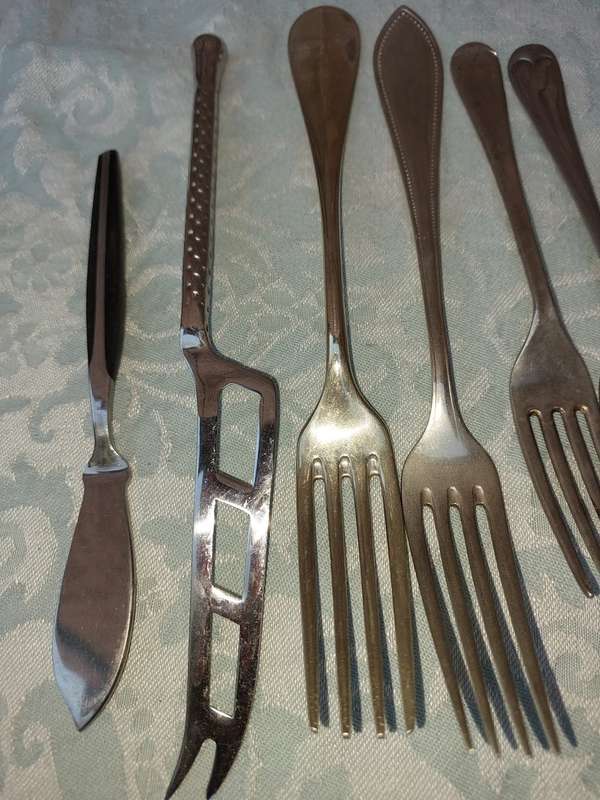 A COLLECTION OF SILVER PLATED AND STAINLESS STEEL CUTLERY