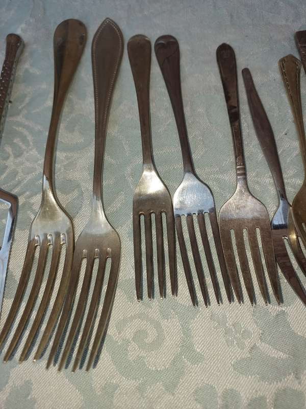 A COLLECTION OF SILVER PLATED AND STAINLESS STEEL CUTLERY